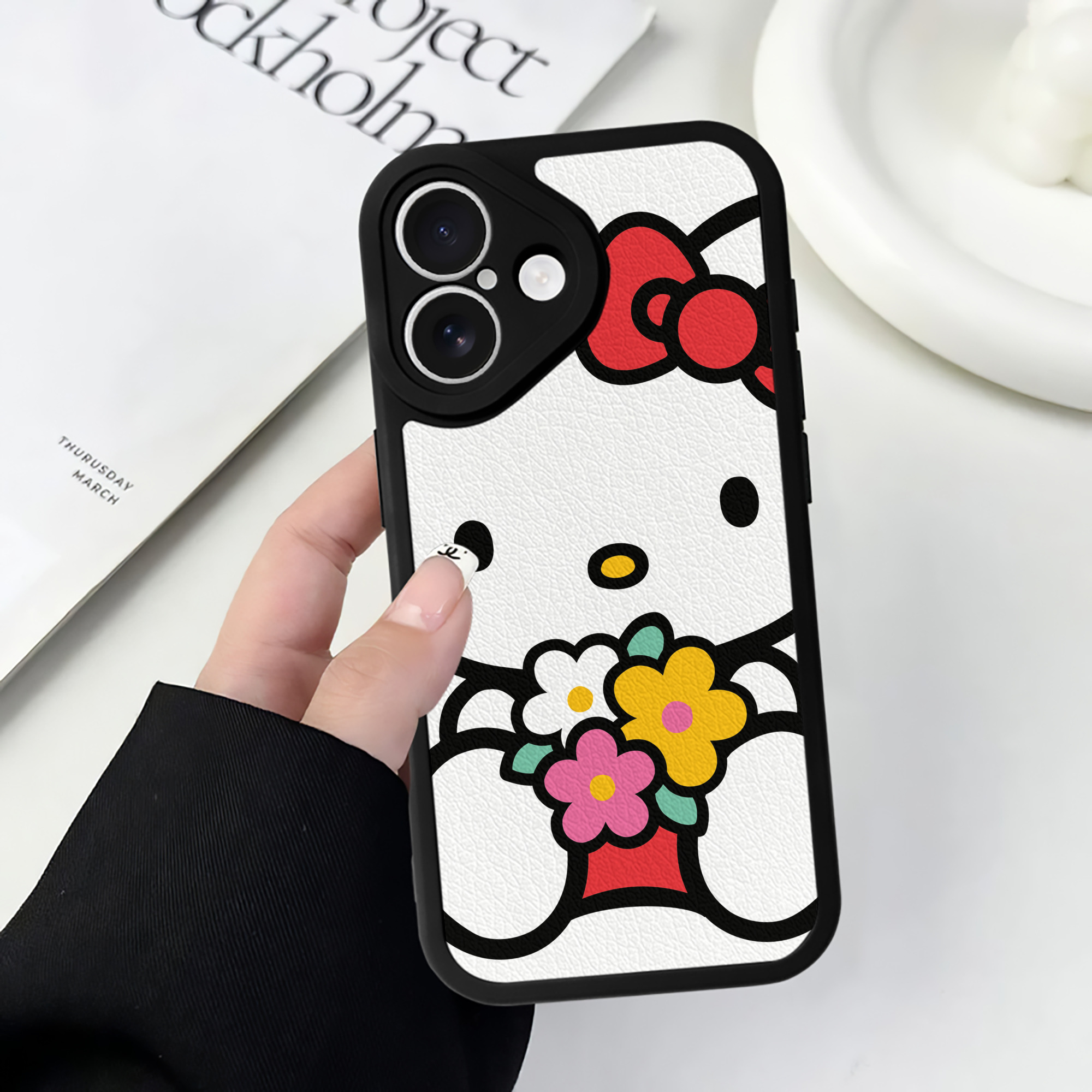 （画像用） Hello Kitty ハローキティ 【iPhone 16シリーズ対応】シリコンスマホケース（レザー調） 材質：シリコン